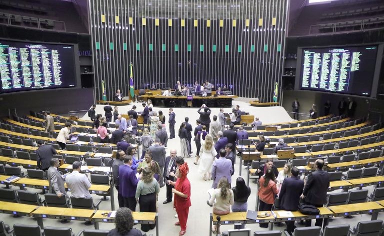 PEC da Anistia: Câmara aprova proposta que facilita pagamento de dívidas de partidos políticos