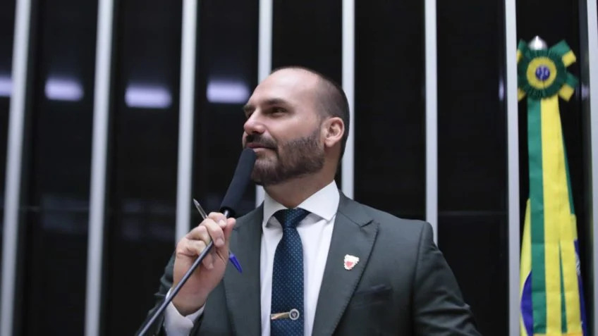 Eduardo Bolsonaro diz que “Não há limites”, se referindo ao texto dos benefícios do pé de galinha