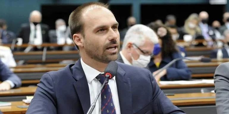 Aposta para o futuro: Valdemar planeja lançar Eduardo Bolsonaro ao Senado em 2026