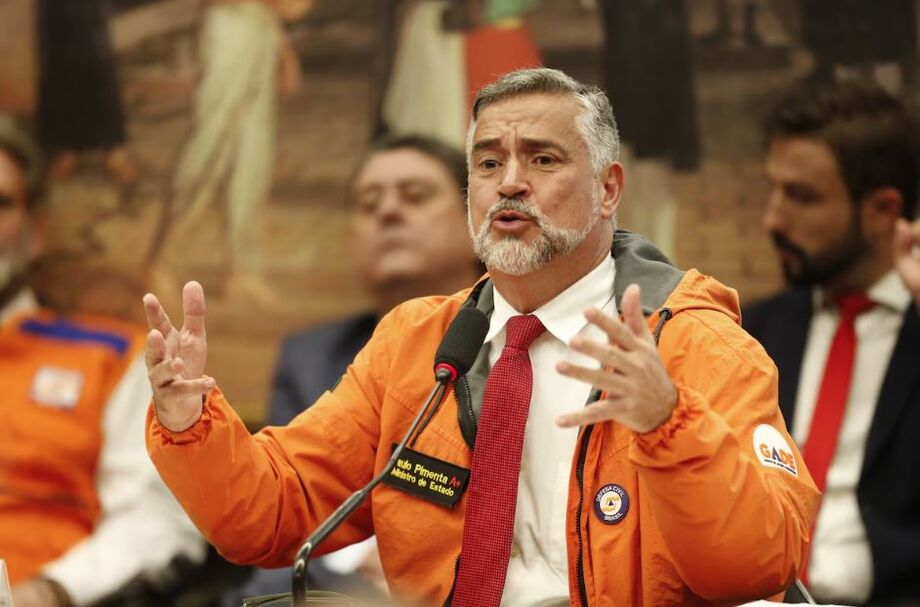 Ministro Pimenta troca acusações e deboches com Deputados da oposição em sessão da CCJ