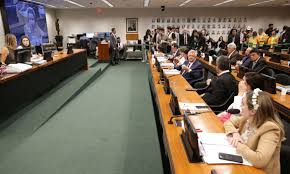 "Polêmica na Câmara: CCJ aprova admissibilidade de PEC que restringe o direito ao aborto"