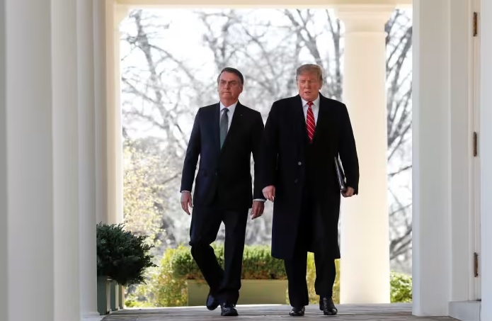 Proibido de concorrer a cargos públicos, o ex-presidente Jair Bolsonaro declarou em entrevista sua intenção de registrar candidatura e acredita em de Donald Trump