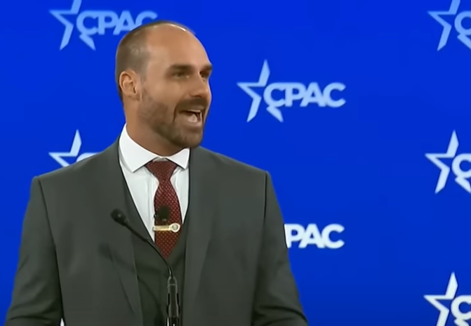 "Trump cita Bolsonaro em fórum conservador dos EUA e gesto de apoio agita a direita brasileira"