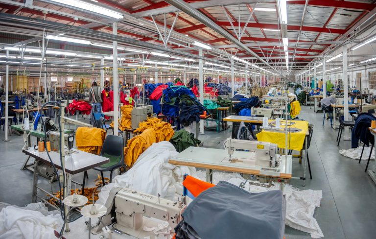 Título: "Câmara dos Deputados discute medidas do Programa Acredita Exportação para beneficiar pequenas empresas"