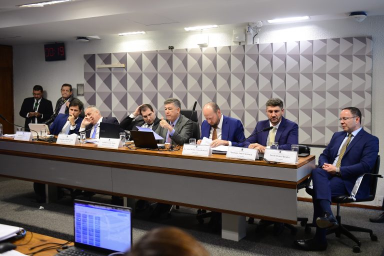 "Escândalo do INSS: Senador Davi Alcolumbre é citado em investigação de desvio milionário de empresa ligada a lobista.