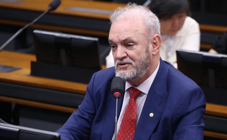 "Programa de Combate ao Cyberbullying contra Pessoas com Deficiência é aprovado em comissão e segue em análise na Câmara dos Deputados.